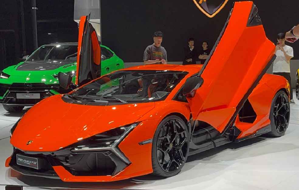 Lamborghini's First Plug in Hybrid _ Revuelto