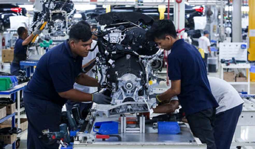 -kedah-malaysia_Workers assembles cars engine_IOI and Marii Mou