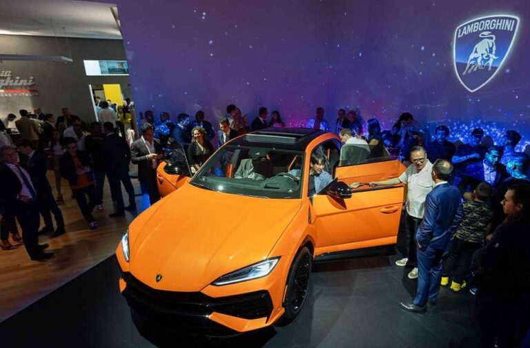 Lamborghini Unveils Hybrid Urus SE in NYC