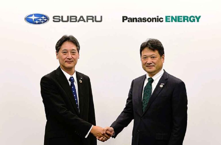 Atsushi Osaki, President and CEO of Subaru (left), and Kazuo Tadanobu